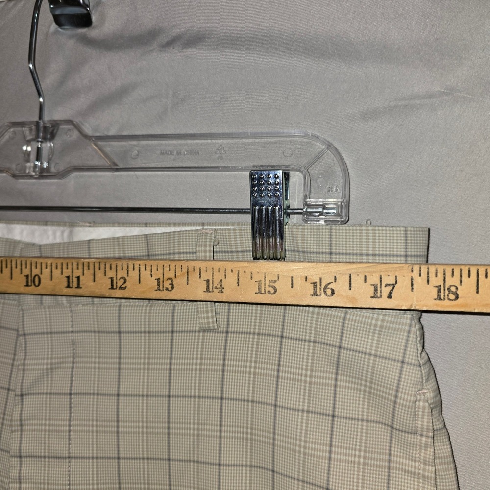 Greg Norman Golf Shorts 34 Mens Beige Plaid Flat Front Performance Stretch - Picture 3 of 7